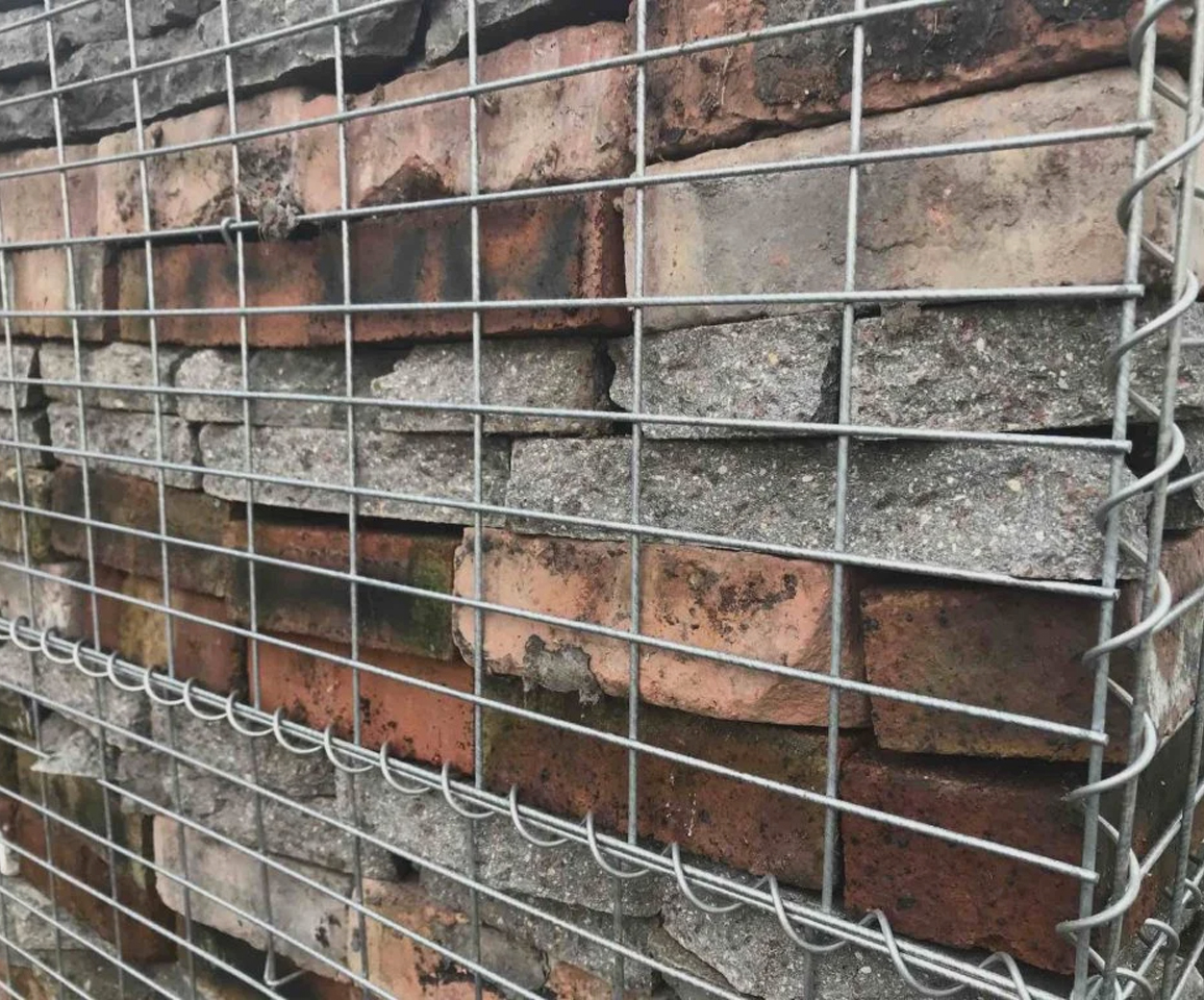 gabionkerítésben felhasznált újrahasznosított téglák