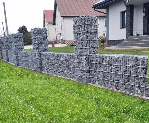 prémium gabion kerítés kiálló oszlopokkal és fallal