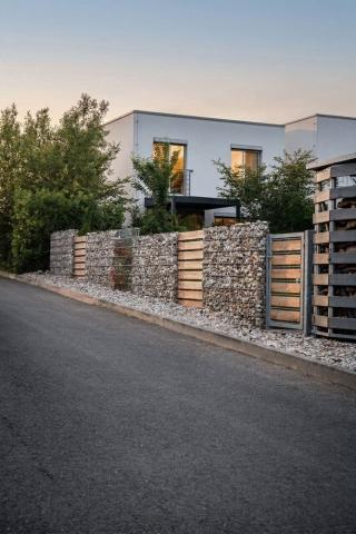gabion kerítés látványa modern ház előtt